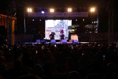 Ilahi Sanatçisi Yusuf Esref Ziya Vanlilarla Bulustu