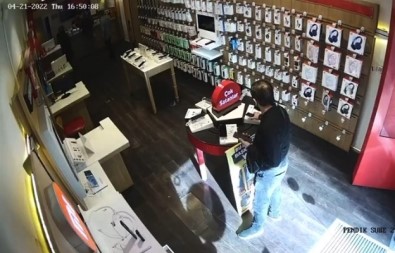 Müsteri Kiliginda Girdigi Is Yerinden 15 Bin TL Degerinde Telefon Çaldi