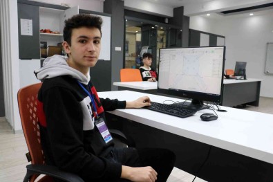 Nuri Demirag'in Torunlari 5 Kilometre Menzilli Roket Gelistiriyor