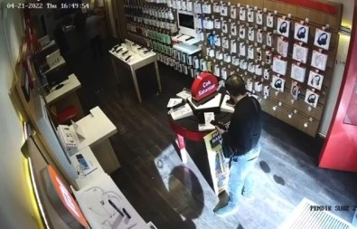 Pendik'te Müsteri Kiliginda Girdigi Is Yerinden 15 Bin TL Degerinde Telefon Çaldi