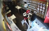 Pendik'te Müsteri Kiliginda Girdigi Is Yerinden 15 Bin TL Degerinde Telefon Çaldi