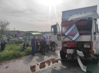 Sakarya'da Kamyon Ile Otobüs Çarpisti, Çok Sayida Yarali Oldugu Ögrenildi Haberi