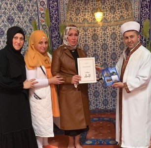 Savastan Kaçarak Sigindigi Almanya'da Müslüman Olan 4 Çocuk Annesi Ukraynali Kadin 'Ayse' Ismini Aldi