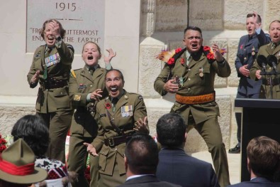 Yeni Zelanda Askerleri Atalarini 'Haka' Dansiyla Andi