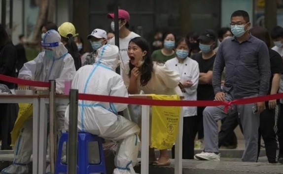 Çin'den kan donduran görüntüler! Marketler bomboş, insanlar adeta kafese alındı!