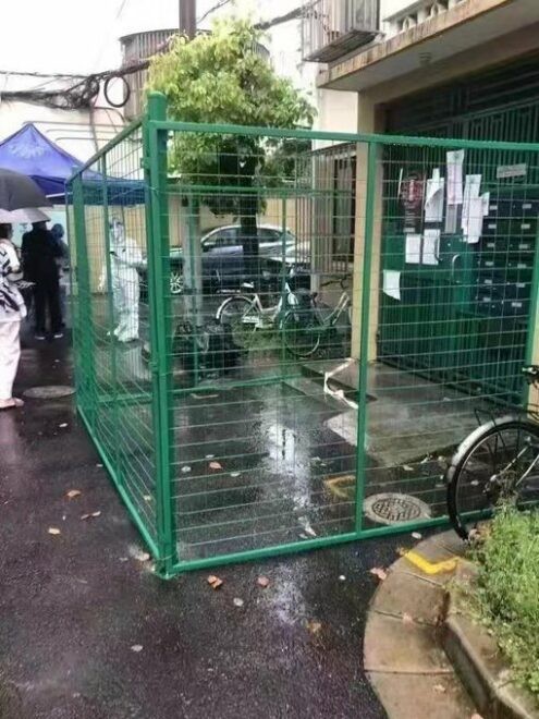 Çin'den kan donduran görüntüler! Marketler bomboş, insanlar adeta kafese alındı!