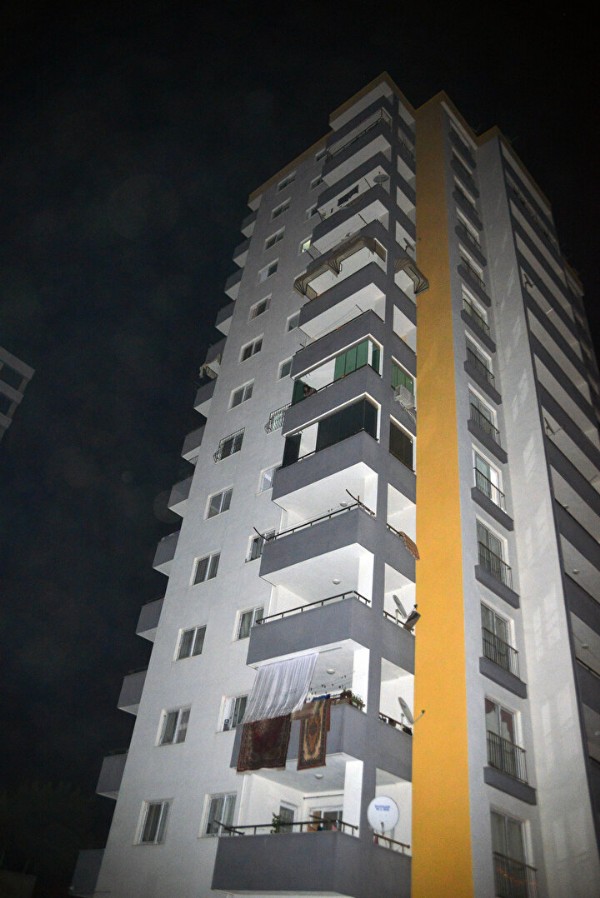 Adana'da gece yarısı korkunç olay: Dokuzuncu kattan cipin üzerine düştü