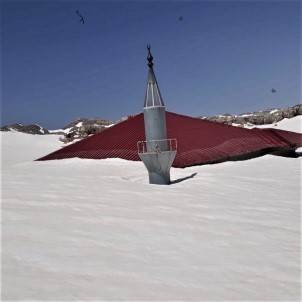 Antalya'da Nisan Ayinin Son Günlerinde Inanilmaz Kar Manzarasi