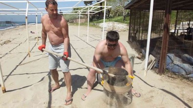 Balikesir'de Örnek Isletmeci, Plaj Kumlarini Eliyor