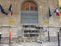Fransa'da Aktivistler Ekolojik Geçis Bakanliginin Önüne Duvar Ördü