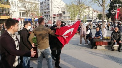 Gezi Davasi Eylemine Türk Bayrakli Tepki