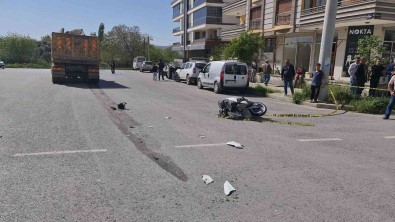 Hafriyat Kamyonun Altinda Kalan Motosiklet Sürücüsü Hayatini Kaybetti