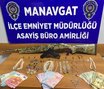 Villadan 340 Bin TL'lik Soygun Yapan Süpheliler 24 Saat Geçmeden Yakalandi