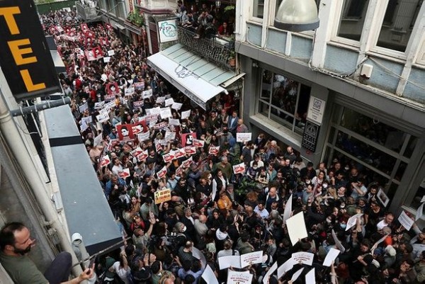 Taksim'de 'Gezi davası' bahanesiyle sokaklara dökülüp 'katil devlet' sloganları atan provokatörlere gözaltı!