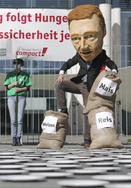 Almanya'da kuklalı protesto! Gören dönüp bir daha baktı: Boş vaatler değil dolu tabaklar istiyoruz