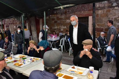 Baskan Bakkalcioglu Ve Eski Devlet Bakani Seker, Oruçlarini Belediye  Iftar Çadirinda Açti