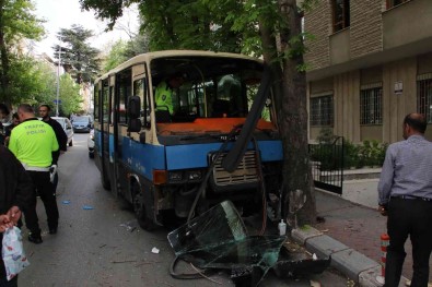 Freni Arizalanan Minibüs Agaca Çarpti Açiklamasi 5 Yarali