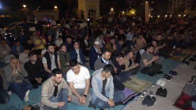 Kadir Gecesi'nde Vatandaslar Camilere Akin Etti