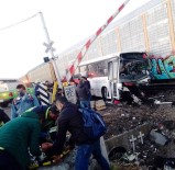 Meksika'da Tren Yolcu Otobüsüne Çarpti Açiklamasi 1 Ölü, 20 Yarali