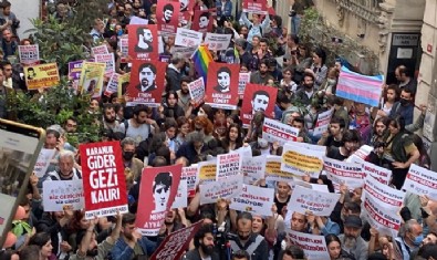 Taksim'de 'Gezi davası' bahanesiyle sokaklara dökülüp 'katil devlet' sloganları atan provokatörlere gözaltı!