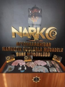 Uyusturucu Ve Dolarla Yakalandilar