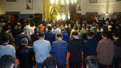 Van'da Kadir Gecesi'nde 455 Yillik Tarihi Cami Doldu Tasti