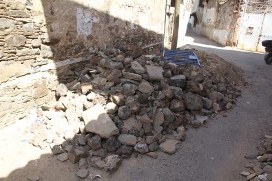 Yikilan Tarihi Binanin Duvarlari 5 Aydir Kaldirilmadi