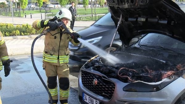 Son dakika: Kartal'da feci kaza! Araç alev aldı!