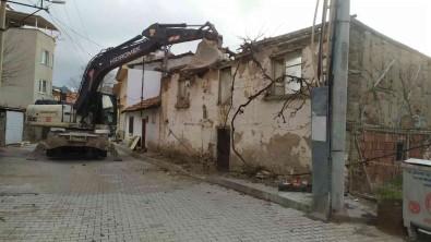Balikesir'de Bin 150 Metruk Ev Yikildi