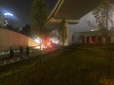 Içinde 2 Bebek Olan Otomobil Alev Alev Yandi