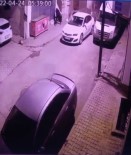 Istanbul'da Hirsizlarin Soke Oldugu Soygun Girisimi Kamerada Açiklamasi Balkondan Süpürge Firlatti