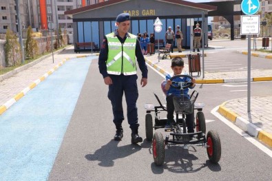 Kars'ta Jandarmadan Çocuklara Trafik Egitimi