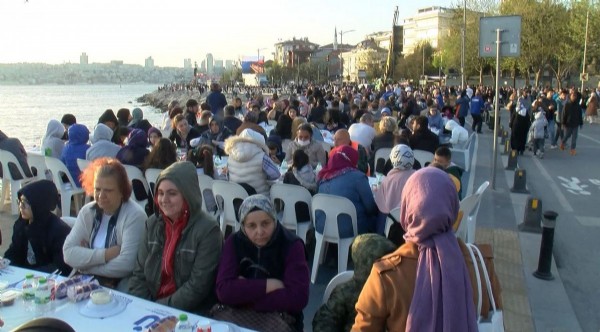 Üsküdar'da halk, 2 kilometrelik iftarda buluştu!