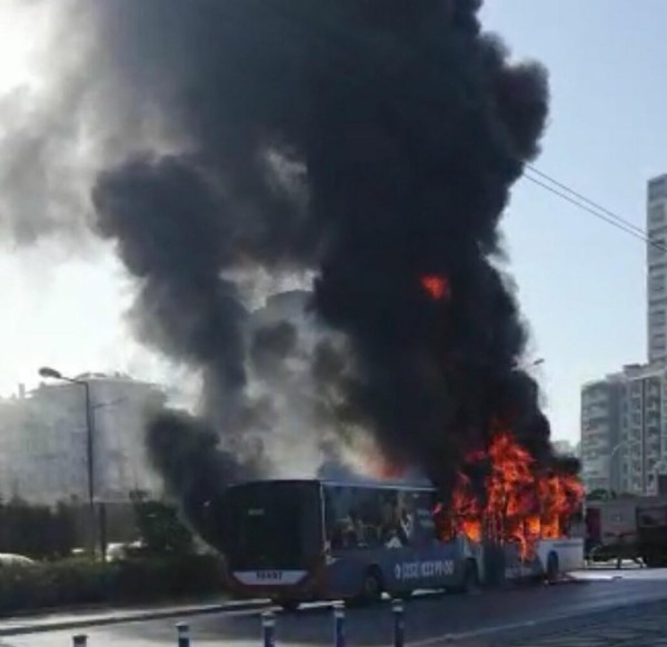 İzmir'de belediye otobüsü, alev alev yandı!