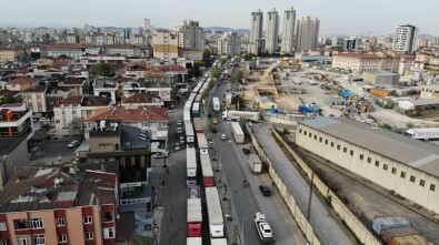 Atasehir'de Gümrük Müdürlügü Önünde Kontak Kapattiran Tir Kuyrugu