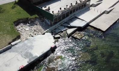 Beylikdüzü sahilinde yürüyüş yolu çöktü