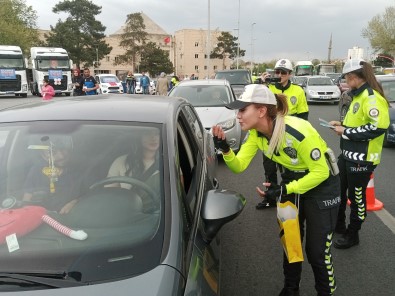 Emniyet Kemerini Takmayan Çift, Simülasyonda Sok Oldu