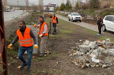 Tatvan'daki Mezarliklarda Bayram Temizligi