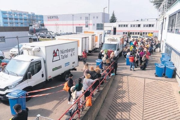 Almanya'da aşevi kuyruğu! Halk bedava yemek için hucüm etti!