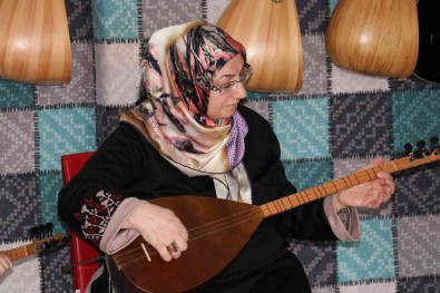 Çocukluk Hayalini Gerçeklestirmek Için Baglama Kursuna Gidiyor