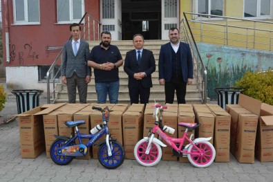 Çocukluk Hayallerini Çocuklarla Gerçeklestirdi