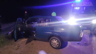 Otomobil Kamyona Arkadan Çarpti Açiklamasi 1'I Agir, 2 Yarali