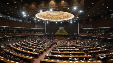Pakistan'da Meclis feshedildi!