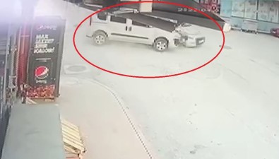 Samsun'da 5 Kisinin Yaralandigi Kaza Güvenlik Kamerasinda