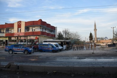Sanliurfa'da Iki Aile Arasinda Tasli Sopali Firin Kavgasi Açiklamasi 14 Yarali