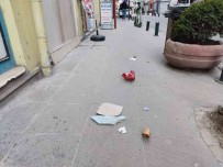 Siddetli Rüzgar Çöpleri Sokaklara Saçti