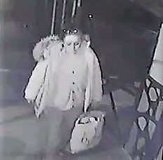 Yaslilari Uyutup Soyan Kadin Battaniyenin Içinden Çikti