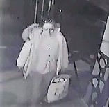 Yaslilari Uyutup Soyan Kadin Battaniyenin Içinden Çikti