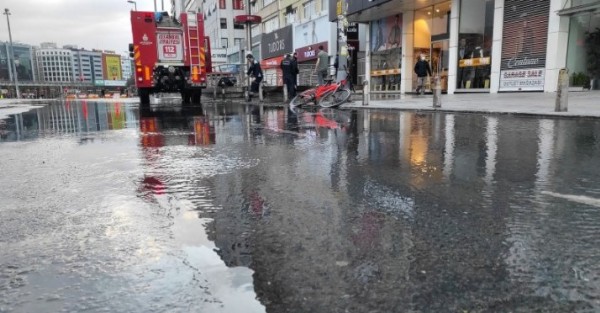 Şişli'de boru patladı! Su dolan metro istasyonu kapatıldı
