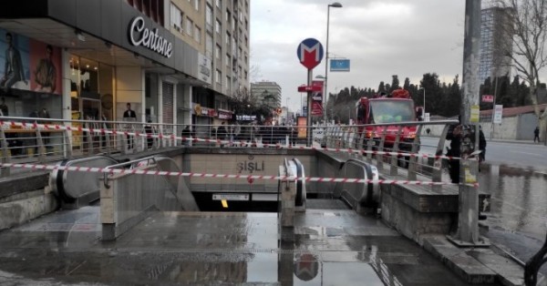 Şişli'de boru patladı! Su dolan metro istasyonu kapatıldı
